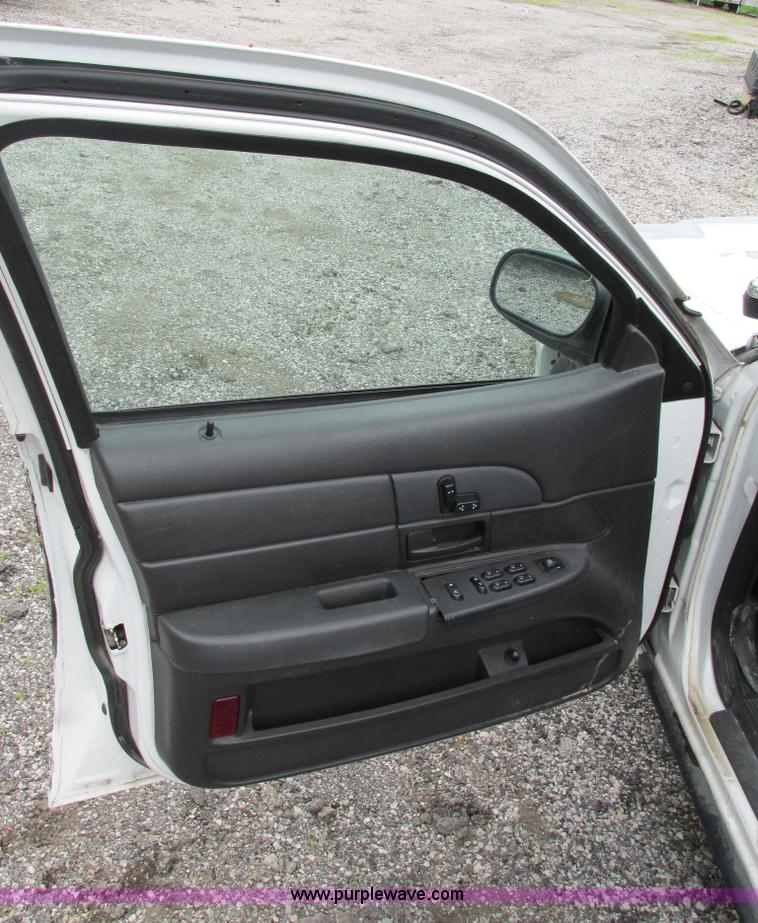 image for item J2213 2005 Ford Crown Victoria Police Interceptor