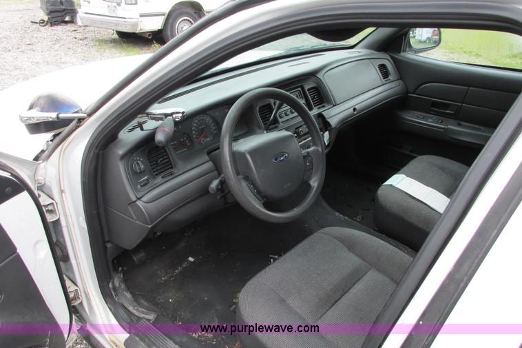 image for item J2213 2005 Ford Crown Victoria Police Interceptor