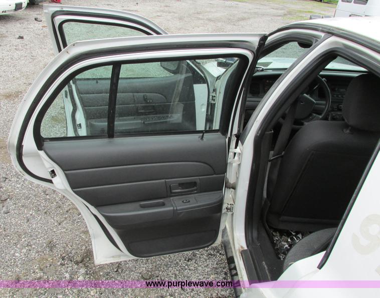 image for item J2213 2005 Ford Crown Victoria Police Interceptor
