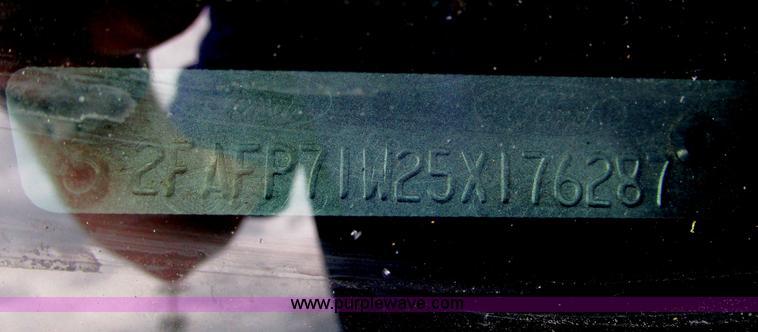 image for item J2213 2005 Ford Crown Victoria Police Interceptor