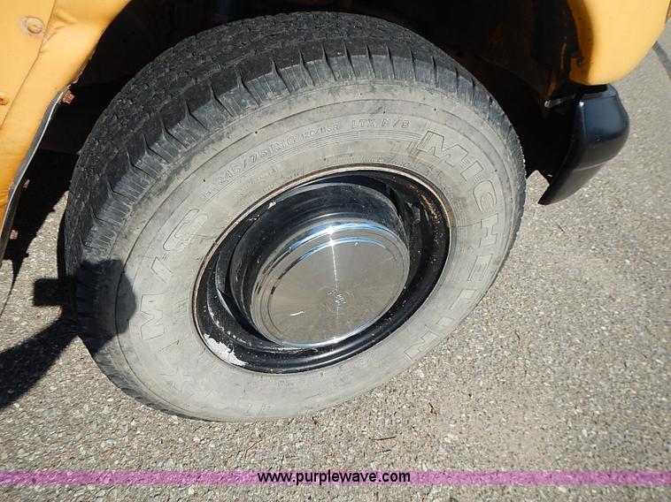 image for item J3185 1997 Ford E350 Collins school bus