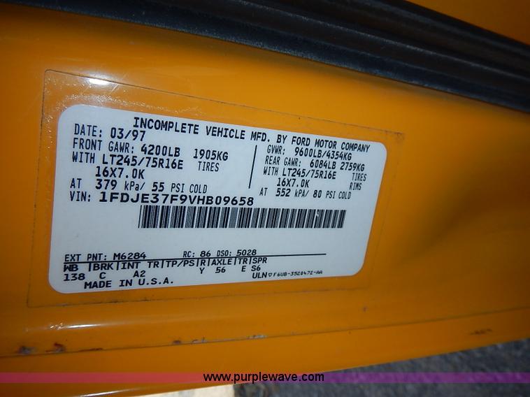 image for item J3185 1997 Ford E350 Collins school bus