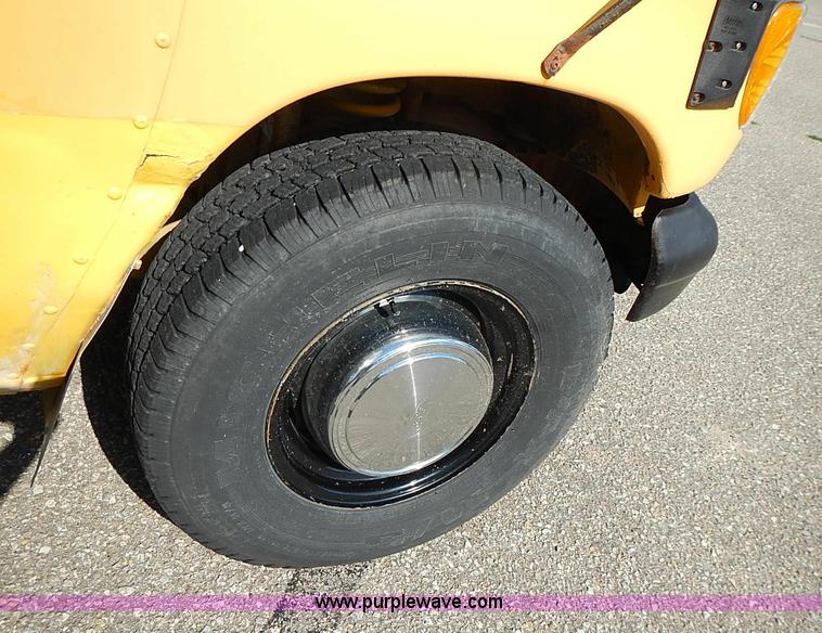 image for item J3187 1996 Ford E350 Collins school bus