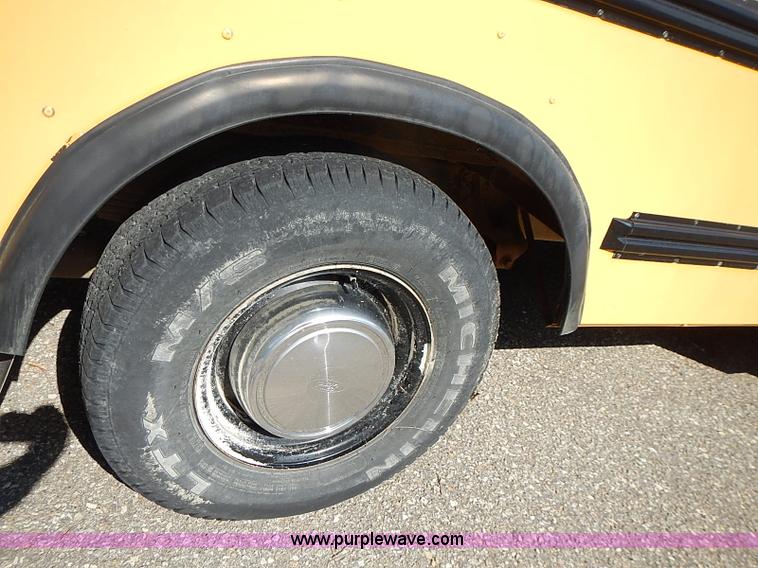 image for item J3187 1996 Ford E350 Collins school bus