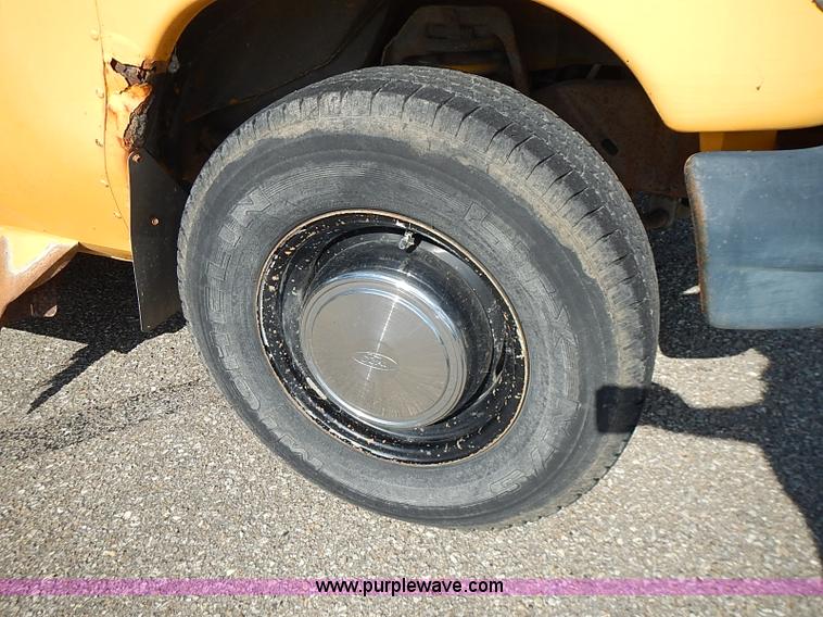 image for item J3188 1996 Ford E350 Collins school bus