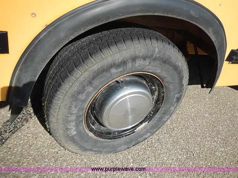 image for item J3188 1996 Ford E350 Collins school bus