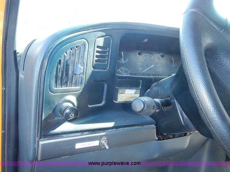 image for item J3189 1996 Ford E350 Collins school bus