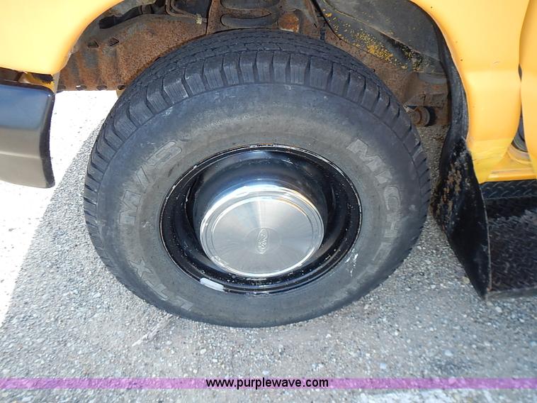 image for item J3189 1996 Ford E350 Collins school bus