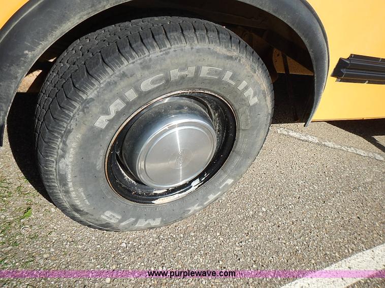 image for item J3189 1996 Ford E350 Collins school bus