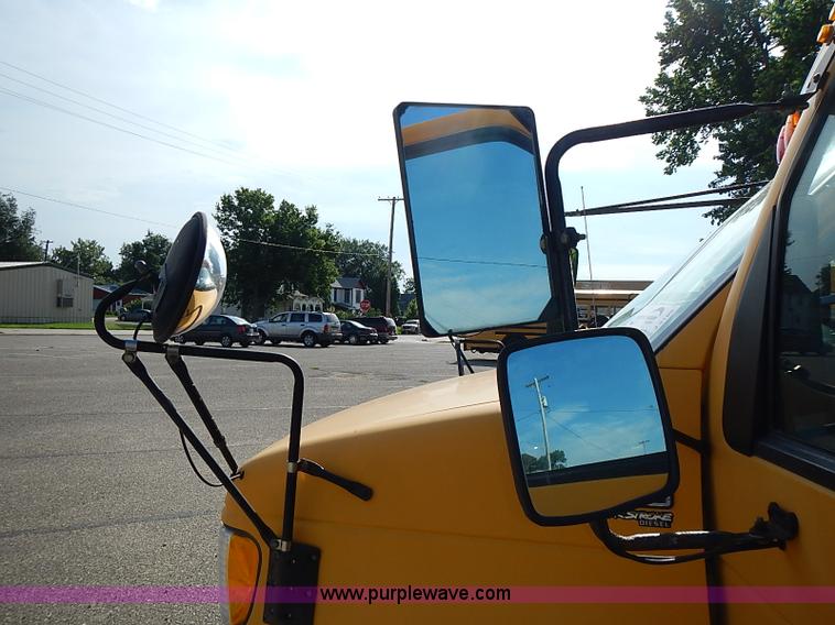 image for item J3189 1996 Ford E350 Collins school bus