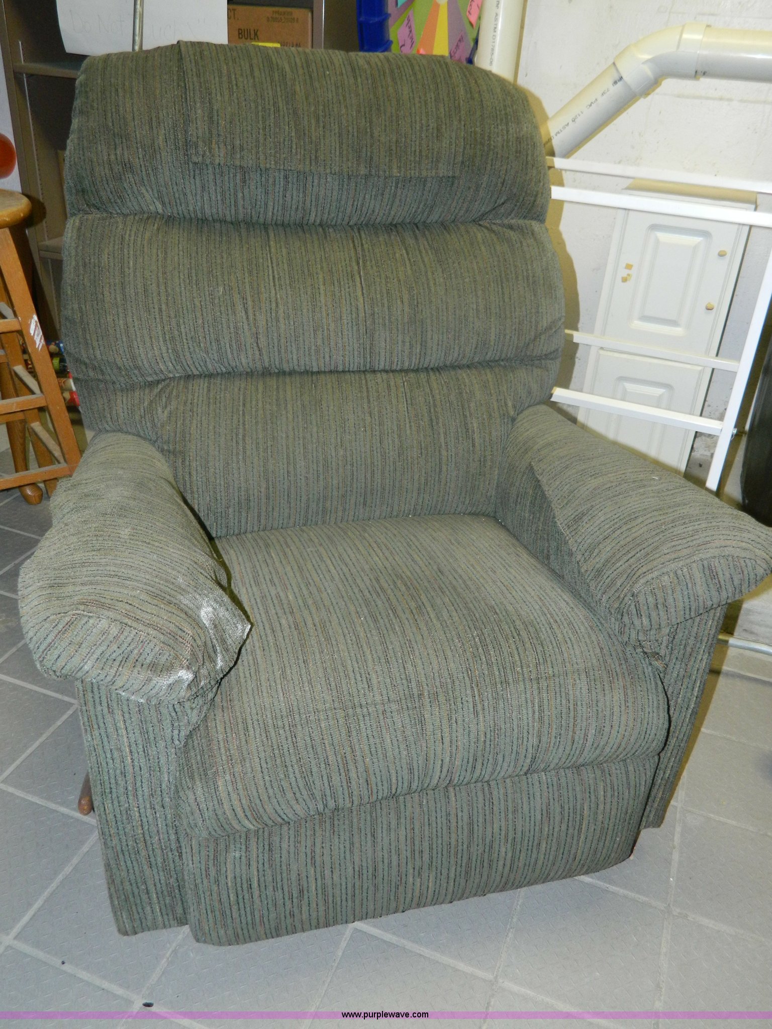 (2) Lazy Boy recliners in Hill City, KS Item AX9722 sold Purple Wave
