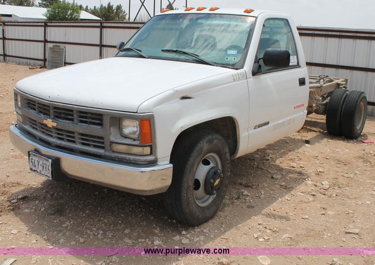 image for item C3932 1999 Chevrolet 3500 truck cab and chassis