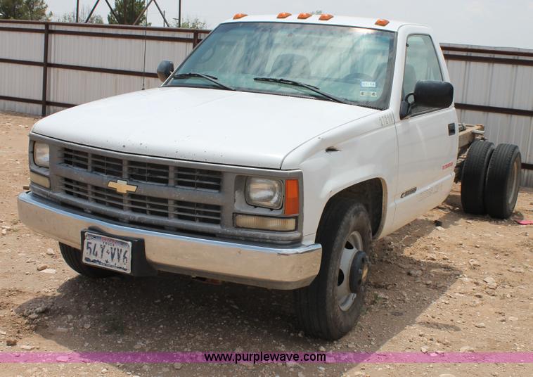 image for item C3932 1999 Chevrolet 3500 truck cab and chassis
