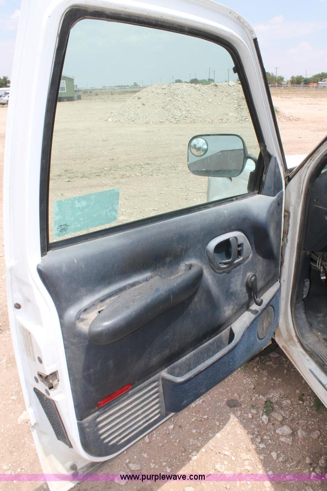 image for item C3932 1999 Chevrolet 3500 truck cab and chassis