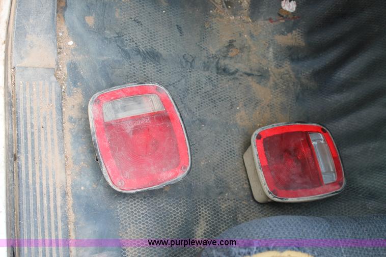 image for item C3932 1999 Chevrolet 3500 truck cab and chassis