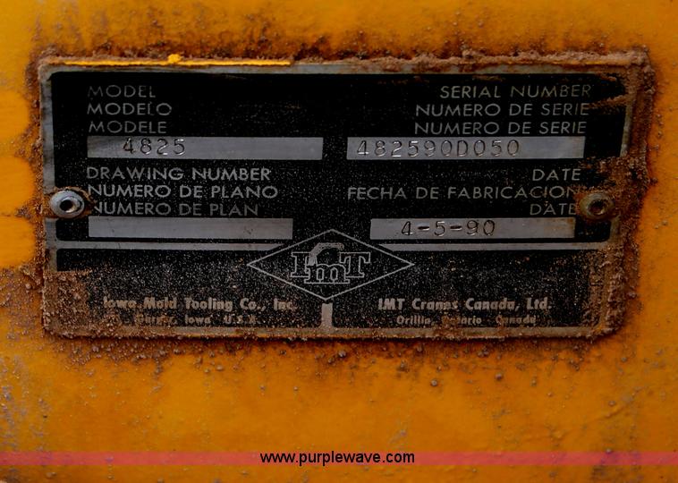 image for item C3934 2003 International DuraStar 4300 flatbed truck with crane