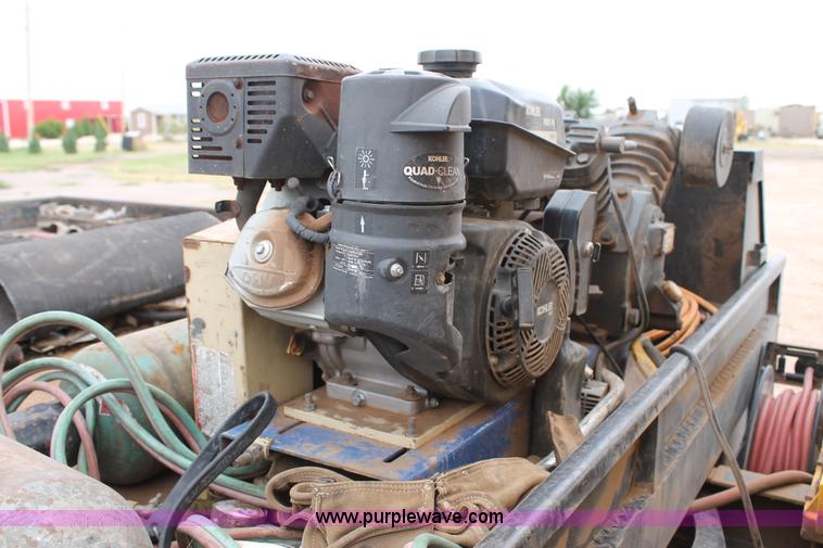 image for item C3934 2003 International DuraStar 4300 flatbed truck with crane