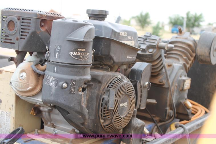 image for item C3934 2003 International DuraStar 4300 flatbed truck with crane