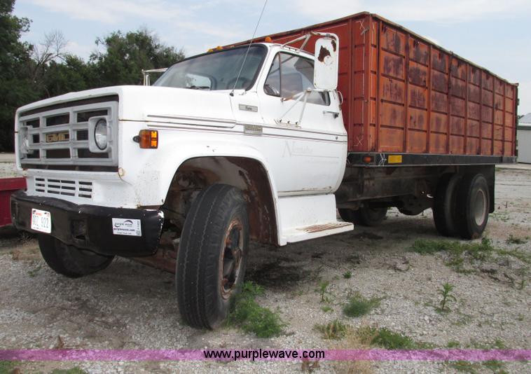 image for item F7432 1976 GMC C6500 dump truck