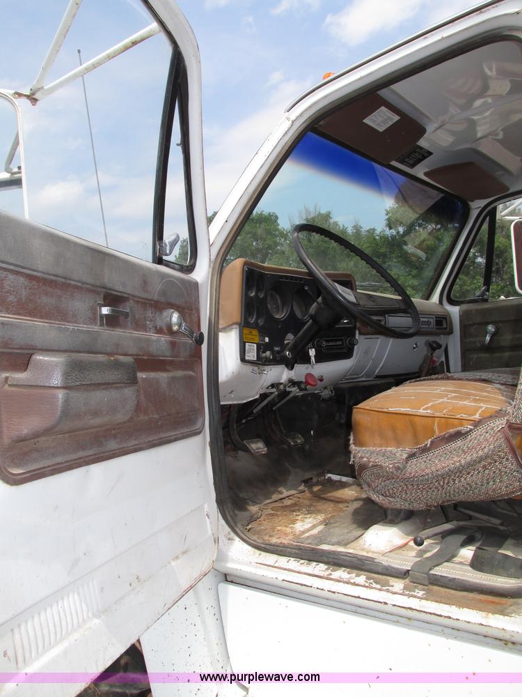 image for item F7432 1976 GMC C6500 dump truck