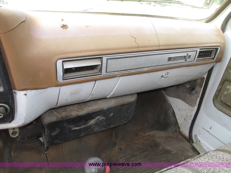 image for item F7432 1976 GMC C6500 dump truck