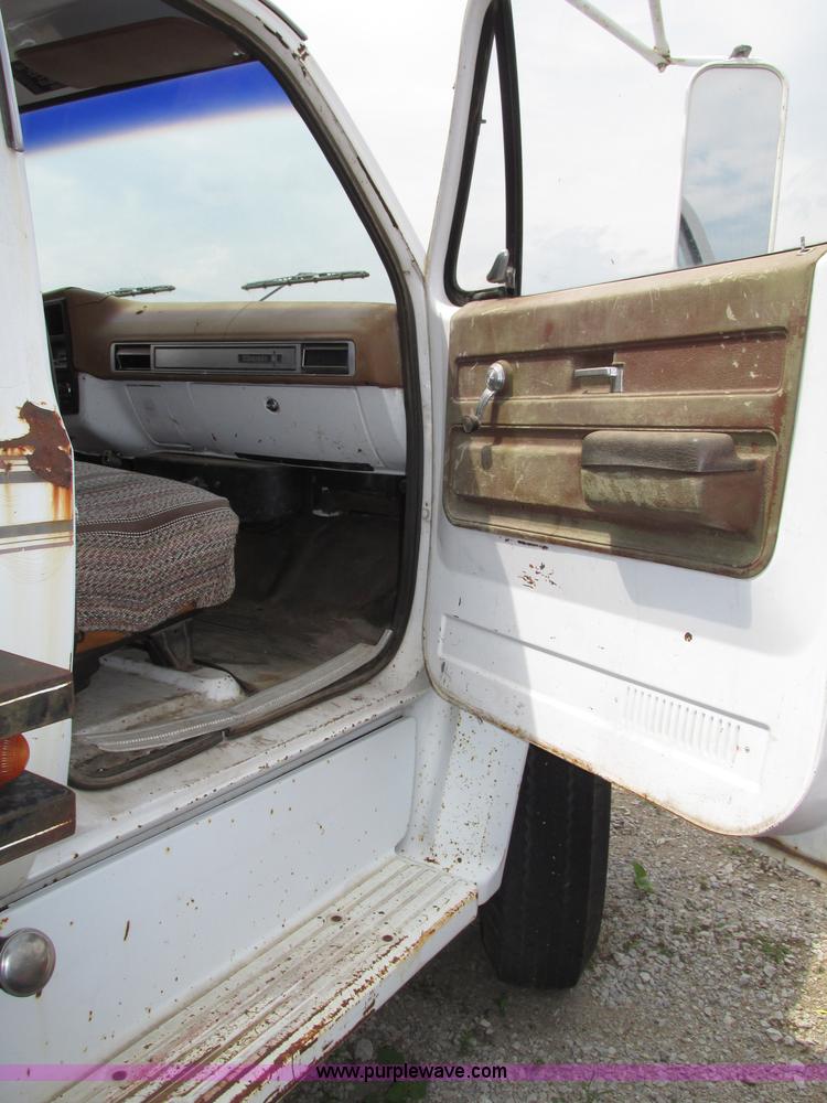 image for item F7432 1976 GMC C6500 dump truck