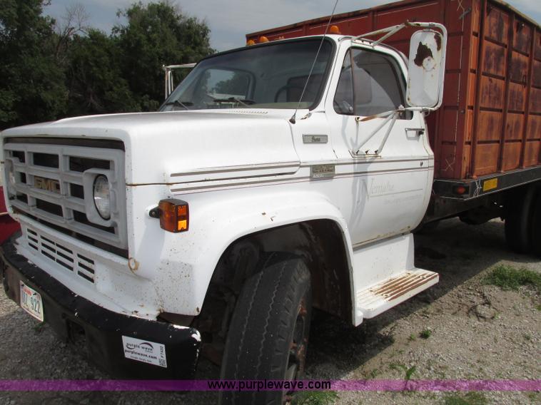 image for item F7432 1976 GMC C6500 dump truck