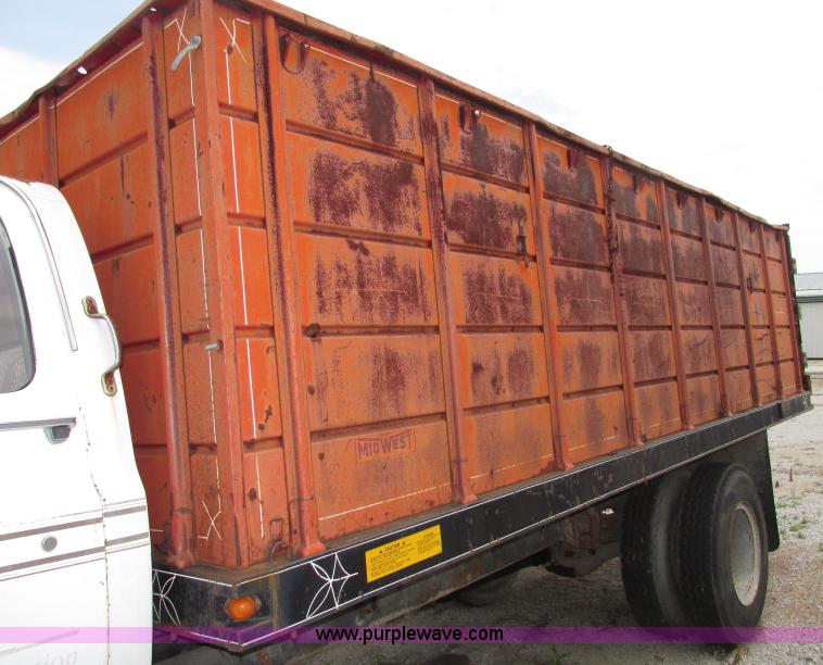 image for item F7432 1976 GMC C6500 dump truck