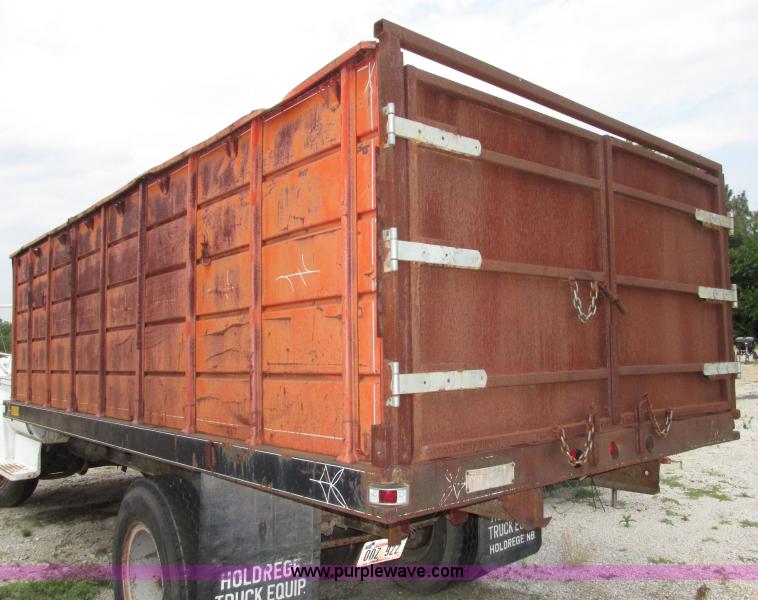 image for item F7432 1976 GMC C6500 dump truck