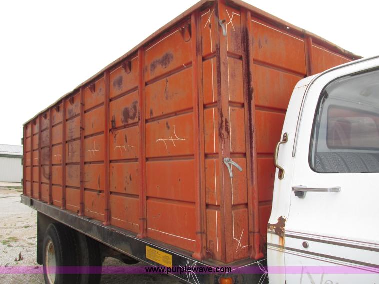 image for item F7432 1976 GMC C6500 dump truck