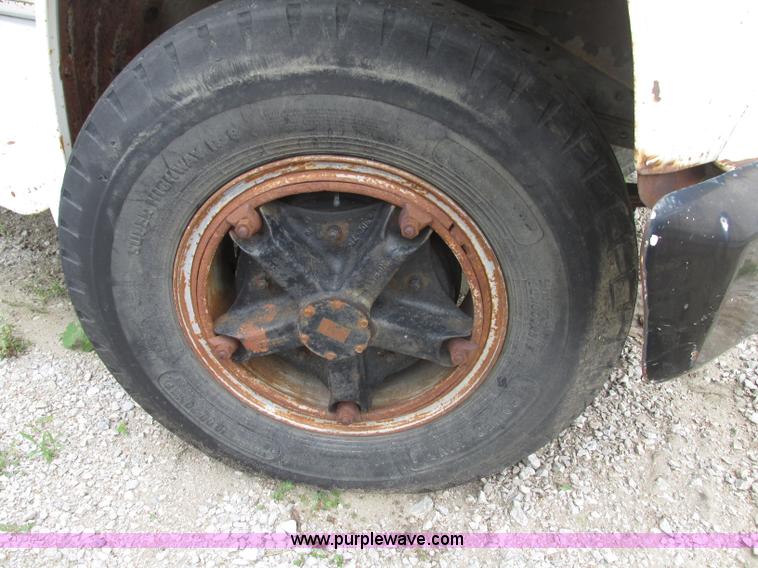 image for item F7432 1976 GMC C6500 dump truck