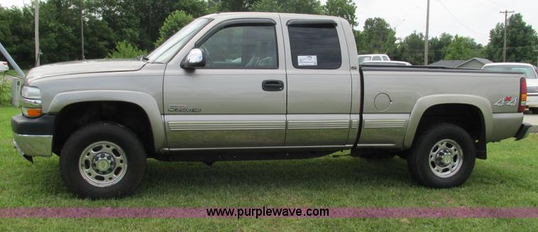 image for item G9276 2002 Chevrolet Silverado 2500HD Ext. Cab pickup truck