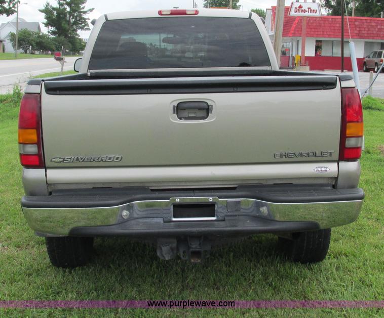 image for item G9276 2002 Chevrolet Silverado 2500HD Ext. Cab pickup truck