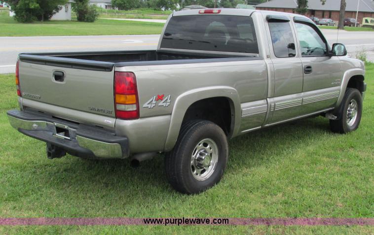 image for item G9276 2002 Chevrolet Silverado 2500HD Ext. Cab pickup truck