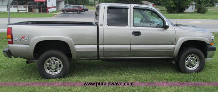 image for item G9276 2002 Chevrolet Silverado 2500HD Ext. Cab pickup truck