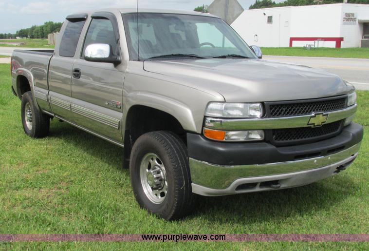 image for item G9276 2002 Chevrolet Silverado 2500HD Ext. Cab pickup truck