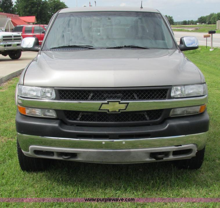 image for item G9276 2002 Chevrolet Silverado 2500HD Ext. Cab pickup truck