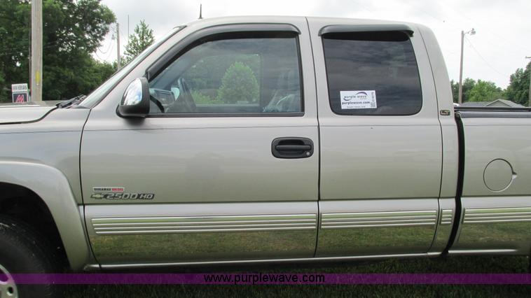 image for item G9276 2002 Chevrolet Silverado 2500HD Ext. Cab pickup truck