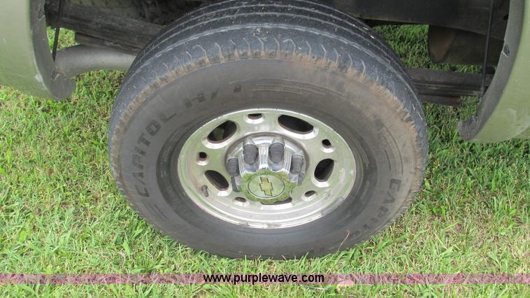 image for item G9276 2002 Chevrolet Silverado 2500HD Ext. Cab pickup truck