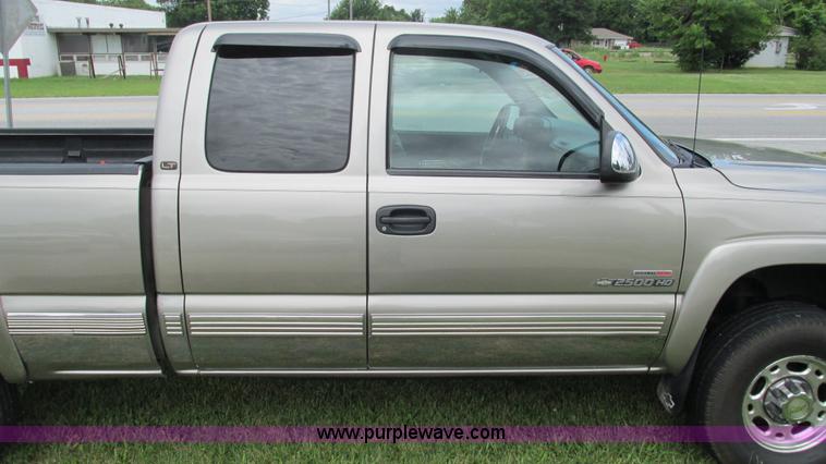 image for item G9276 2002 Chevrolet Silverado 2500HD Ext. Cab pickup truck