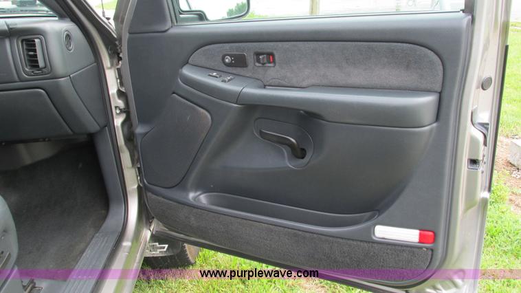 image for item G9276 2002 Chevrolet Silverado 2500HD Ext. Cab pickup truck