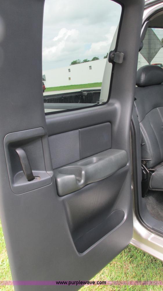 image for item G9276 2002 Chevrolet Silverado 2500HD Ext. Cab pickup truck