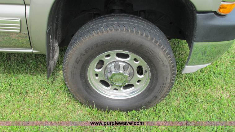 image for item G9276 2002 Chevrolet Silverado 2500HD Ext. Cab pickup truck