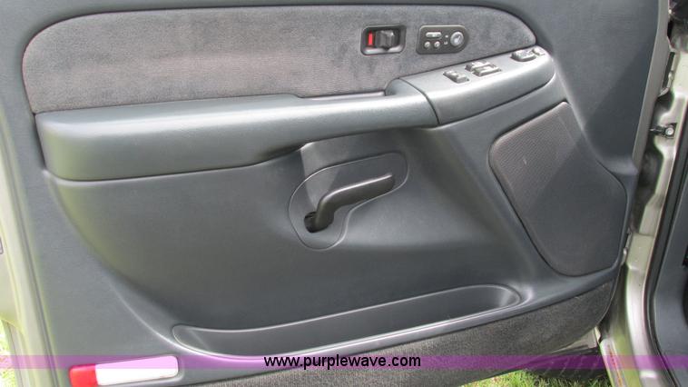 image for item G9276 2002 Chevrolet Silverado 2500HD Ext. Cab pickup truck