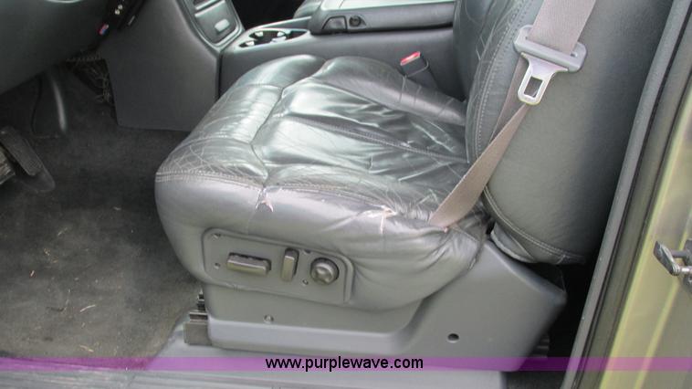 image for item G9276 2002 Chevrolet Silverado 2500HD Ext. Cab pickup truck