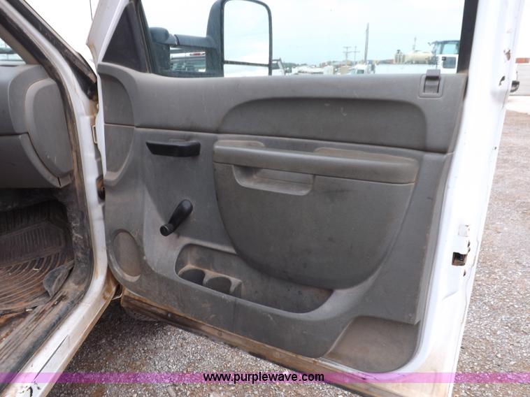 image for item H1754 2011 Chevrolet Silverado 2500HD Ext. Cab flatbed truck