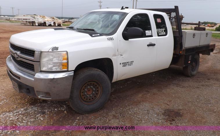 image for item H1756 2009 Chevrolet Silverado 2500HD Ext. Cab flatbed truck