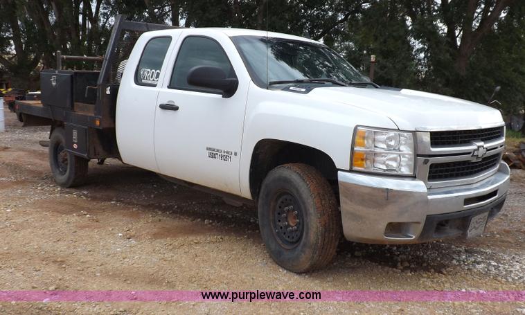 image for item H1756 2009 Chevrolet Silverado 2500HD Ext. Cab flatbed truck
