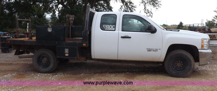 image for item H1756 2009 Chevrolet Silverado 2500HD Ext. Cab flatbed truck
