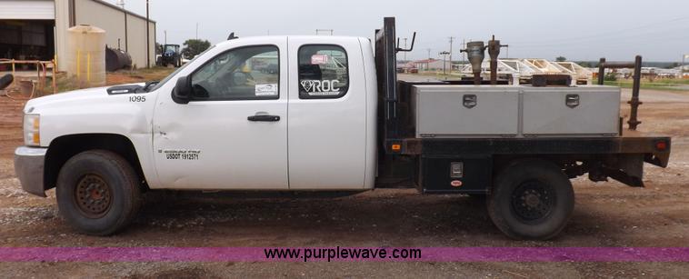 image for item H1756 2009 Chevrolet Silverado 2500HD Ext. Cab flatbed truck